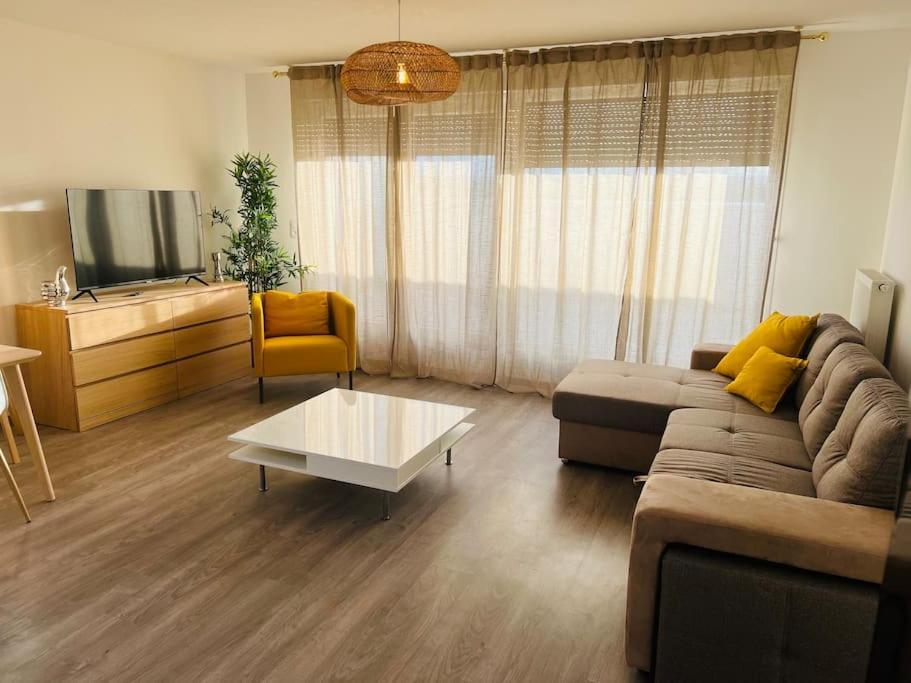 Harmonieux/Bezannes/Pkg Prive Apartment Bagian luar foto